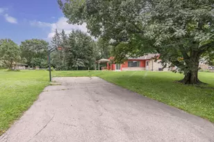 N69W20947 Pleasant St, Menomonee Falls, WI 53051 - Photo 5