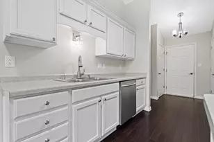 8407 S Cortland Dr, Oak Creek, WI 53154 - Photo 9