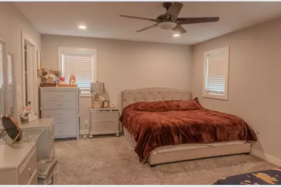 3937 W Heatheridge Dr, Franklin, WI 53132 - Photo 9