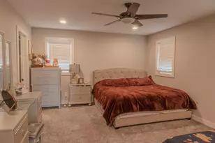 3937 W Heatheridge Dr, Franklin, WI 53132 - Photo 9