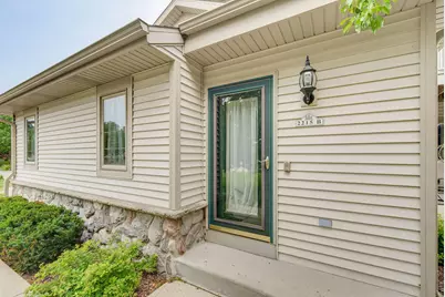 2215  Circle Ridge Dr #B, Delafield, WI 53018 - Photo 3
