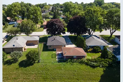 4355 S Honey Creek Dr, Greenfield, WI 53220 - Photo 25