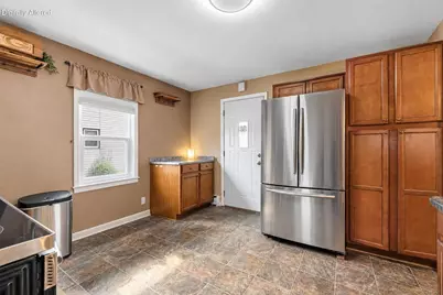 213  Kettle Moraine Dr, Slinger, WI 53086 - Photo 5