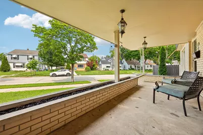 9625 W Metcalf Pl, Milwaukee, WI 53222 - Photo 5