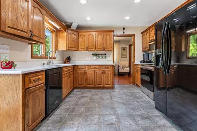 N8W27232  Woodridge Ln, Pewaukee, WI 53188 - Photo 7