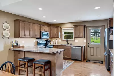264  Crestwood Ln, Onalaska, WI 54650 - Photo 9