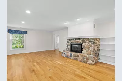 302  Fenway Ter, Manitowoc, WI 54220 - Photo 3