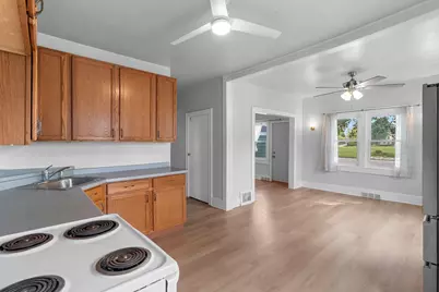 626 S 20th St, Manitowoc, WI 54220 - Photo 7