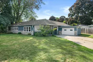 924 N Oakwood Ave, Oconomowoc, WI 53066 - Photo 1