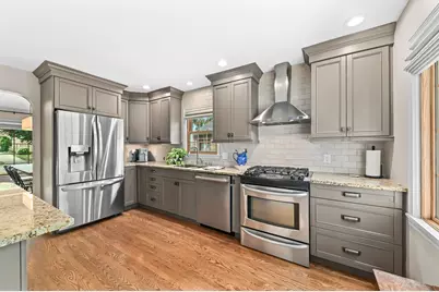 2439 N 81st St, Wauwatosa, WI 53213 - Photo 7