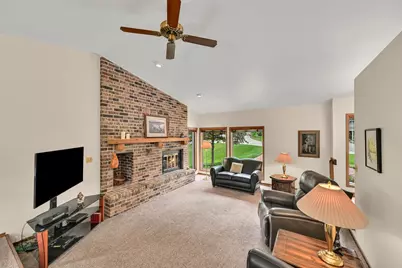 8032 S 66th St, Franklin, WI 53132 - Photo 5