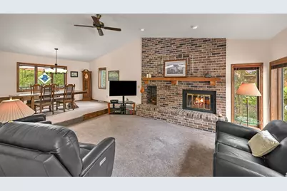 8032 S 66th St, Franklin, WI 53132 - Photo 3