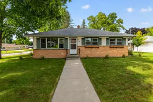 916 Jefferson St, West Bend, WI 53090 - Photo 1