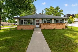 916 Jefferson St, West Bend, WI 53090 - Photo 1