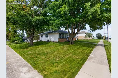 916  Jefferson St, West Bend, WI 53090 - Photo 3