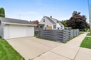 2600 Jackson St, Two Rivers, WI 54241 - Photo 3