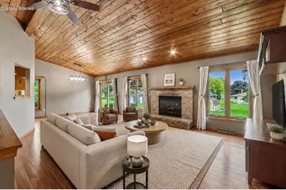 W235N6482  Outer Circle Dr, Sussex, WI 53089 - Photo 5