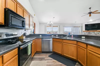 W197N16879  Stonewall Dr, Jackson, WI 53037 - Photo 5