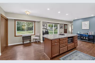 3830  Lakeview Dr, Racine, WI 53403 - Photo 9