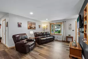 424 Hartwood Ln, Hartland, WI 53029 - Photo 7