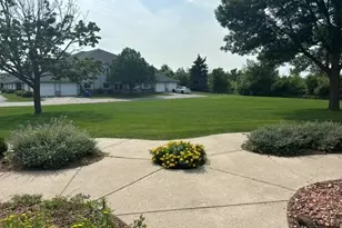 827 Quinlan Dr, Pewaukee, WI 53072 - Photo 3