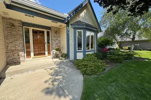 680 River Meadow Dr, Hartland, WI 53029 - Photo 3