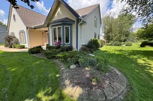 680 River Meadow Dr, Hartland, WI 53029 - Photo 5