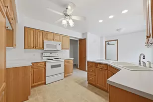 8143 W Raymond Ln, West Allis, WI 53219 - Photo 9