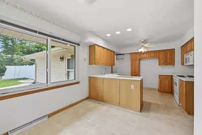 8143 W Raymond Ln, West Allis, WI 53219 - Photo 7