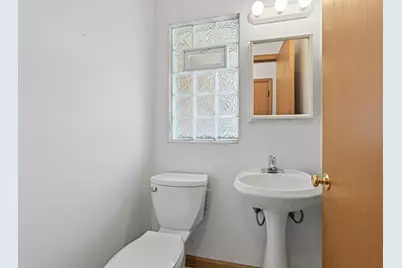 8143 W Raymond Ln, West Allis, WI 53219 - Photo 17