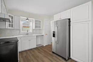 8034 W Tesch Ave, Milwaukee, WI 53220 - Photo 13
