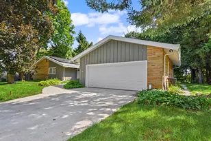6920 N Beech Tree Dr, Glendale, WI 53209 - Photo 3