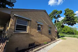 2527 S 82nd St, West Allis, WI 53219 - Photo 5