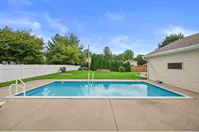 S21W23053  Hillside Dr, Waukesha, WI 53186 - Photo 3