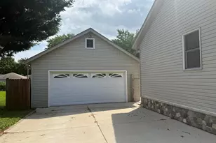 357 Wainwright Ave, Burlington, WI 53105 - Photo 3