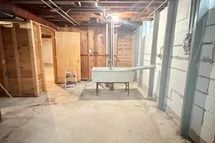 8261 W Daphne St, Milwaukee, WI 53223 - Photo 9