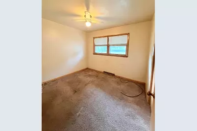 8261 W Daphne St, Milwaukee, WI 53223 - Photo 7