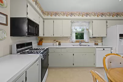 1121  Jean St, Racine, WI 53182 - Photo 9