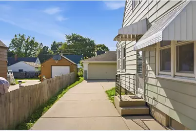 3763 S 20th Pl, Milwaukee, WI 53221 - Photo 37