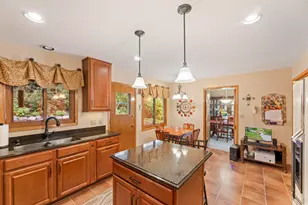 904 Lynne Ct, Waukesha, WI 53186 - Photo 3