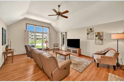 9558 S Fairway Cir, Franklin, WI 53132 - Photo 11