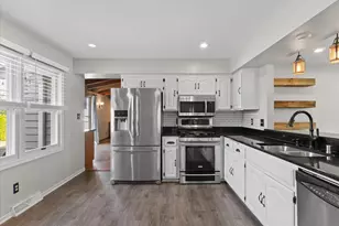 N78W15498 Old Gate Rd, Menomonee Falls, WI 53051 - Photo 9