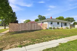 4016 Wildwood Dr, Manitowoc, WI 54220 - Photo 3