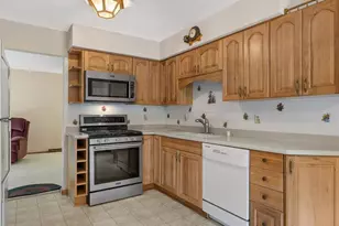 W215N10105 Hickory Dr, Germantown, WI 53017 - Photo 3