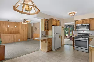 W215N10105 Hickory Dr, Germantown, WI 53017 - Photo 9