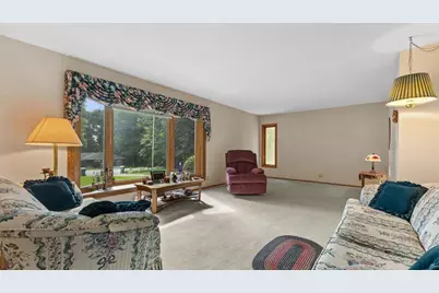 W215N10105  Hickory Dr, Germantown, WI 53017 - Photo 5