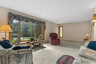 W215N10105 Hickory Dr, Germantown, WI 53017 - Photo 5