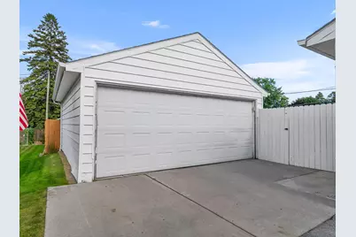 1013  N 6th St, Manitowoc, WI 54220 - Photo 3