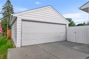 1013 N 6th St, Manitowoc, WI 54220 - Photo 3