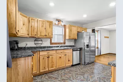 1013  N 6th St, Manitowoc, WI 54220 - Photo 17